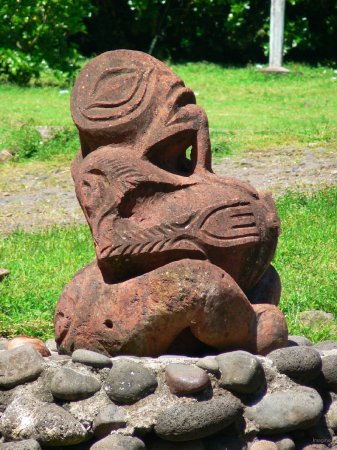 64- Un tiki moderne surveille le port 